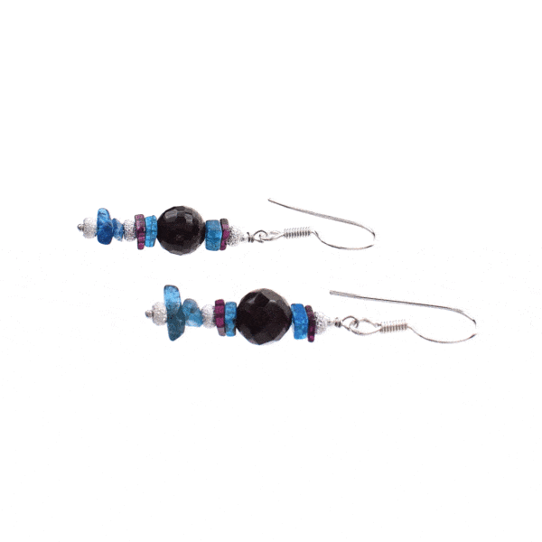 Handmade, long earrings made of sterling silver and natural apatite and garnet gemstones in an irregular and square shape. Buy online shop.