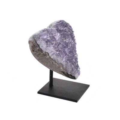 Καρδιά από φυσική πέτρα Αμεθύστου ενσωματωμένη σε μαύρη, μεταλλική βάση. Το προϊόν έχει ύψος 6cm. Αγοράστε online shop.