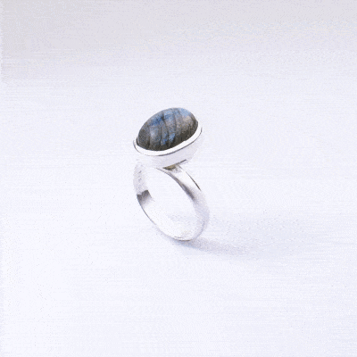 Χειροποίητο δαχτυλίδι από ασήμι 925 και φυσική πέτρα Λαμπραδορίτη οβάλ σχήματος. Αγοράστε online shop.