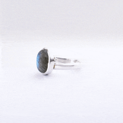 Χειροποίητο δαχτυλίδι από ασήμι 925 και φυσική πέτρα Λαμπραδορίτη οβάλ σχήματος. Αγοράστε online shop.