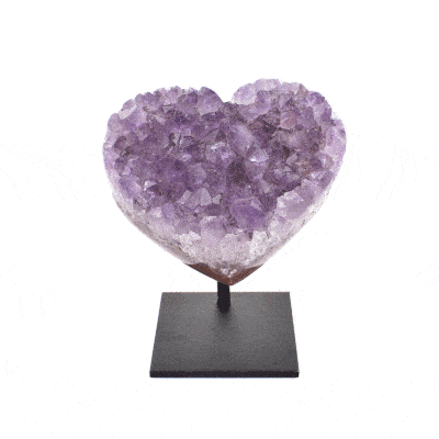 Φυσική πέτρα Αμεθύστου σε σχήμα καρδιάς, ενσωματωμένη σε μαύρη, μεταλλική βάση. Το προϊόν έχει ύψος 6cm. Αγοράστε online shop.