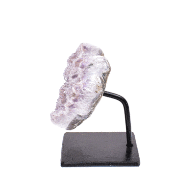 Φυσική πέτρα Αμεθύστου σε σχήμα καρδιάς, ενσωματωμένη σε μαύρη, μεταλλική βάση. Το προϊόν έχει ύψος 6cm. Αγοράστε online shop.