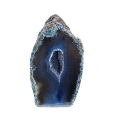 Small natural agate geode gemstone with crystal quartz. The geode has bue colour and a height of 6cm. 