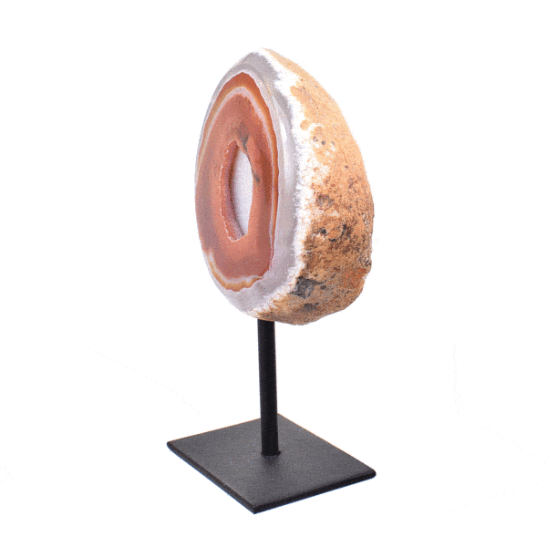 Γεώδες φυσικής πέτρας Αχάτη με Κρύσταλλα Χαλαζία ενσωματωμένο σε μαύρη, μεταλλική βάση. Το προϊόν έχει ύψος 15,5cm. Αγοράστε online shop.