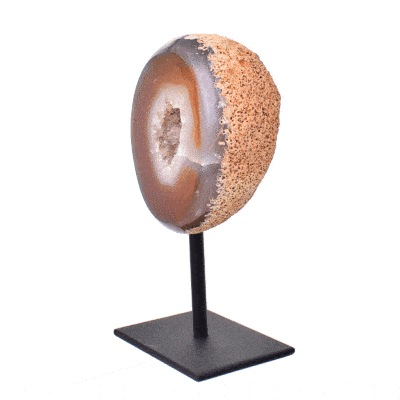 Γεώδες φυσικής πέτρας Αχάτη με Κρύσταλλα Χαλαζία ενσωματωμένο σε μαύρη, μεταλλική βάση. Το προϊόν έχει ύψος 14cm. Αγοράστε online shop.