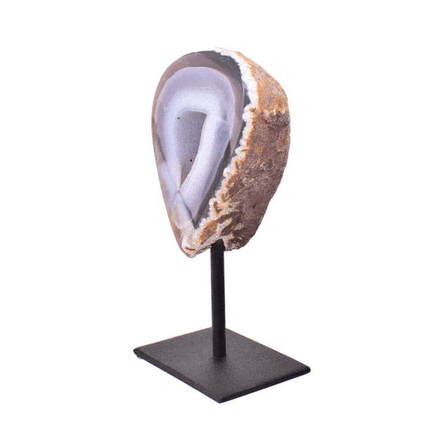 Γεώδες φυσικής πέτρας Αχάτη με Κρύσταλλα Χαλαζία ενσωματωμένο σε μαύρη, μεταλλική βάση. Το προϊόν έχει ύψος 14,5cm. Αγοράστε online shop.