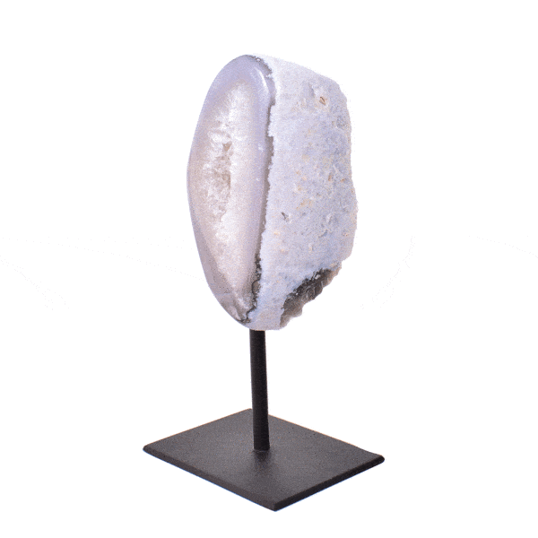 Γεώδες φυσικής πέτρας Αχάτη με Κρύσταλλα Χαλαζία ενσωματωμένο σε μαύρη, μεταλλική βάση. Το προϊόν έχει ύψος 16,5cm. Αγοράστε online shop.