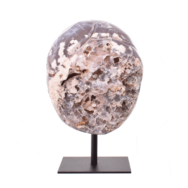 Γεώδες φυσικής πέτρας Αχάτη με Κρύσταλλα Χαλαζία ενσωματωμένο σε μαύρη, μεταλλική βάση. Το προϊόν έχει ύψος 15cm. Αγοράστε online shop.
