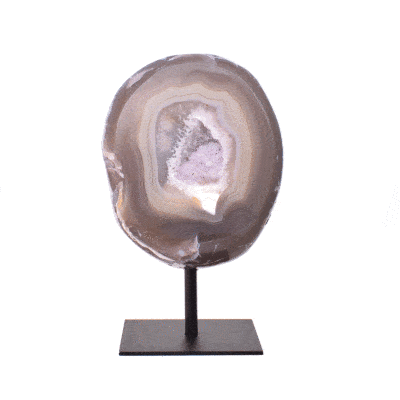 Γεώδες φυσικής πέτρας Αχάτη με Κρύσταλλα Χαλαζία ενσωματωμένο σε μαύρη, μεταλλική βάση. Το προϊόν έχει ύψος 15cm. Αγοράστε online shop.