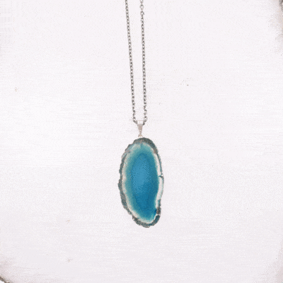 Μενταγιόν από γυαλισμένη φέτα φυσικής πέτρας Αχάτη μπλε χρώματος, περασμένο σε αλυσίδα από ασήμι 925. Αγοράστε online shop.