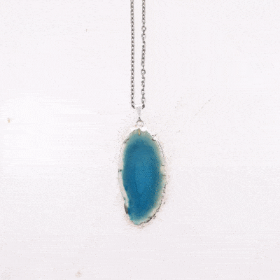 Μενταγιόν από γυαλισμένη φέτα φυσικής πέτρας Αχάτη μπλε χρώματος, περασμένο σε αλυσίδα από ασήμι 925. Αγοράστε online shop.