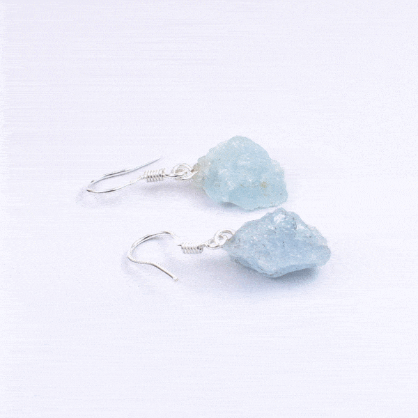 Long earrings made of natural, raw aquamarine gemstone ans sterling silver. Buy online shop.