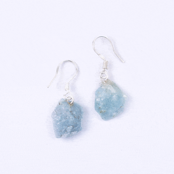 Long earrings made of natural, raw aquamarine gemstone ans sterling silver. Buy online shop.