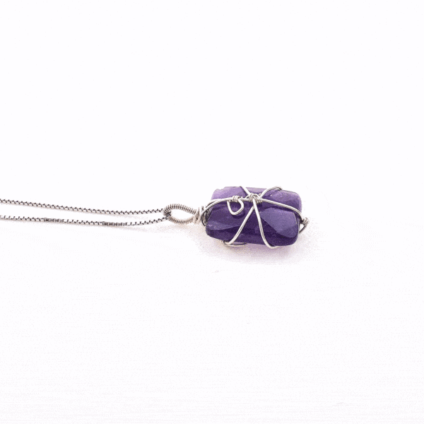 Handmade wiring setting pendant made of natural, parallelogram shaped amethyst gemstone and sterling silver. The pendant is threaded on a sterling silver chain. Buy online shop.