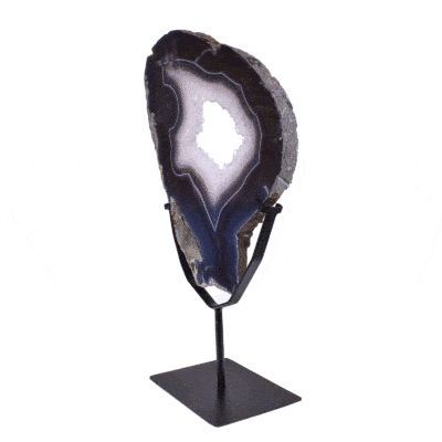 Γυαλισμένη φέτα φυσικής πέτρας Αχάτη με Κρύσταλλα Χαλαζία, τοποθετημένη σε μαύρη, μεταλλική βάση. Το προϊόν έχει ύψος 55cm.