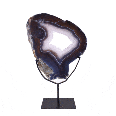 Γυαλισμένη φέτα φυσικής πέτρας Αχάτη με Κρύσταλλα Χαλαζία, τοποθετημένη σε μαύρη, μεταλλική βάση. Το προϊόν έχει ύψος 55cm.