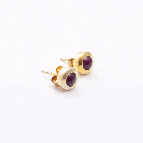 Handmade studded earrings made of gold plated silver and natural spherical shaped garnet gemstones. Buy online shop.