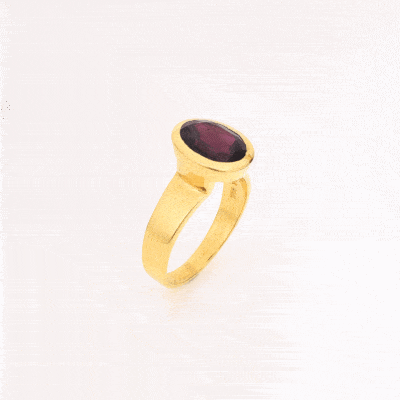 Handmade ring made of natural, faceted garnet gemstone in an oval shape and gold plated sterling silver. Buy online shop.