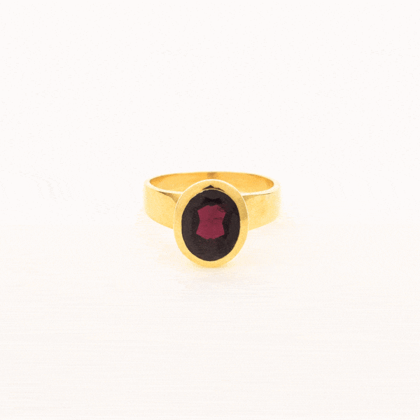 Handmade ring made of natural, faceted garnet gemstone in an oval shape and gold plated sterling silver. Buy online shop.