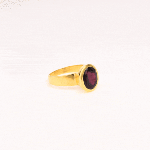 Handmade ring made of natural, faceted garnet gemstone in an oval shape and gold plated sterling silver. Buy online shop.